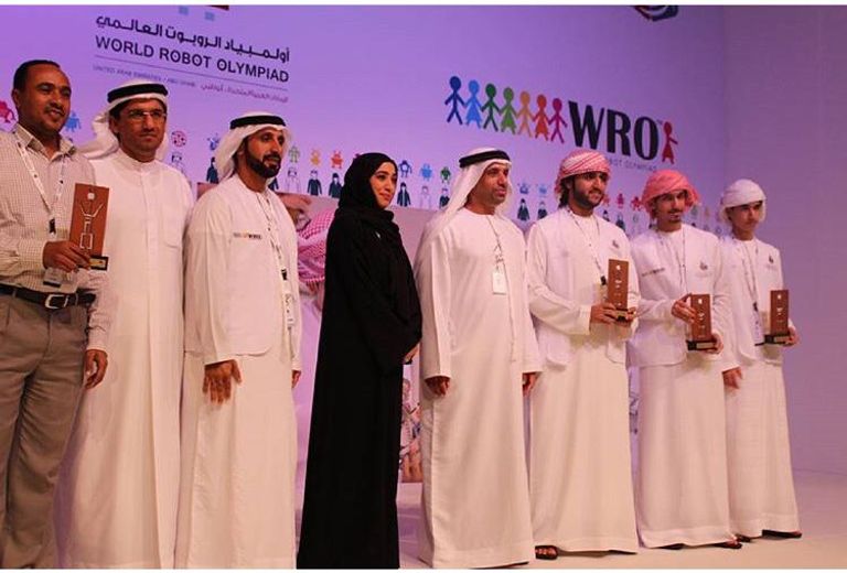 عبدالله الحمادي خلال حصوله على إحدى الجوائز