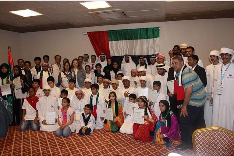 عبدالله الحمادي خلال حصوله على إحدى الجوائز