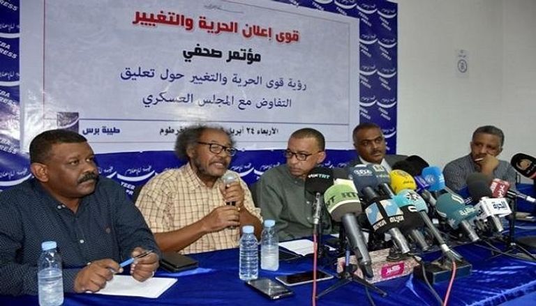 مؤتمر صحفي سابق لقوى إعلان الحرية والتغيير في السودان جانب من اعتصام السودانيين أمام مقر القيادة العامة للجيش