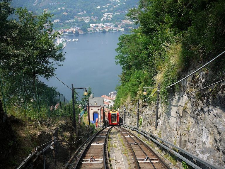 بحيرة كومو الإيطالية