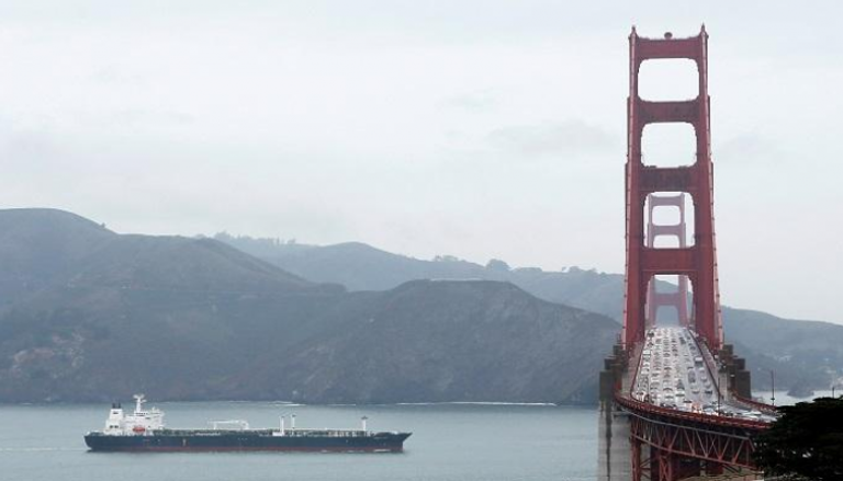 ناقلة نفط تمر أسفل جسر جولدن جيت في سان فرانسيسكو