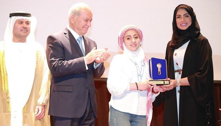 تتويج شيماء قراقزة بلقب "بطلة تحدي القراءة" في الأردن.