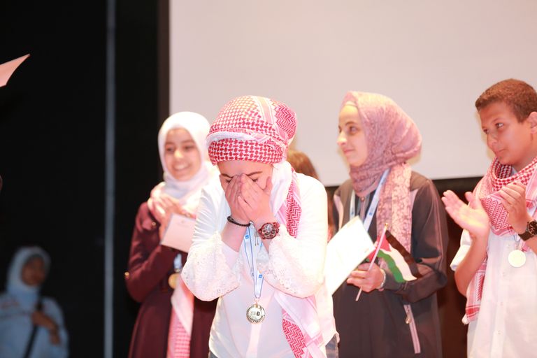 تتويج شيماء قراقزة بلقب "بطلة تحدي القراءة" في الأردن.