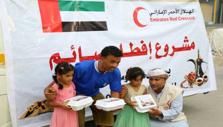 جانب من توزيع الوجبات ضمن حملة "إفطار صائم" في اليمن.