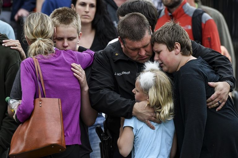 هلع يخيم على وجوه الأمريكيين إثر حادث مدرسة كولورادو شرطي يتحدث مع أولياء الأمور عقب حادث مدرسة كولورادو (أ.ف.ب)