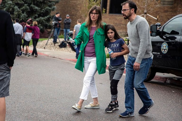 هلع يخيم على وجوه الأمريكيين إثر حادث مدرسة كولورادو شرطي يتحدث مع أولياء الأمور عقب حادث مدرسة كولورادو (أ.ف.ب)