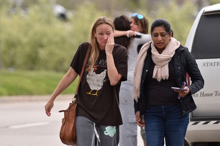 هلع يخيم على وجوه الأمريكيين إثر حادث مدرسة كولورادو شرطي يتحدث مع أولياء الأمور عقب حادث مدرسة كولورادو (أ.ف.ب)
