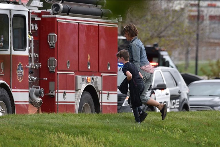 هلع يخيم على وجوه الأمريكيين إثر حادث مدرسة كولورادو شرطي يتحدث مع أولياء الأمور عقب حادث مدرسة كولورادو (أ.ف.ب)