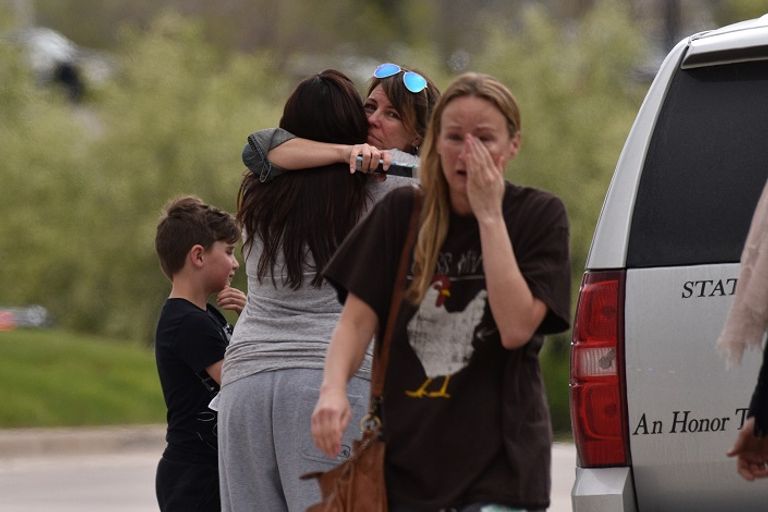 هلع يخيم على وجوه الأمريكيين إثر حادث مدرسة كولورادو شرطي يتحدث مع أولياء الأمور عقب حادث مدرسة كولورادو (أ.ف.ب)