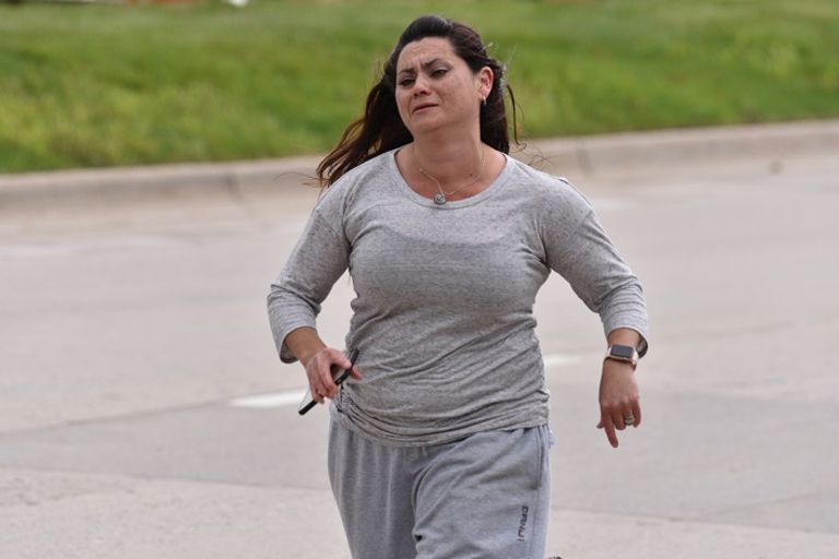 هلع يخيم على وجوه الأمريكيين إثر حادث مدرسة كولورادو شرطي يتحدث مع أولياء الأمور عقب حادث مدرسة كولورادو (أ.ف.ب)