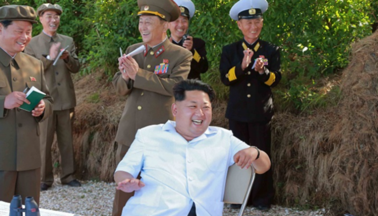 الزعيم الكوري الشمالي كيم جونج أون يراقب إطلاق صاروخ جديد - أرشيفية