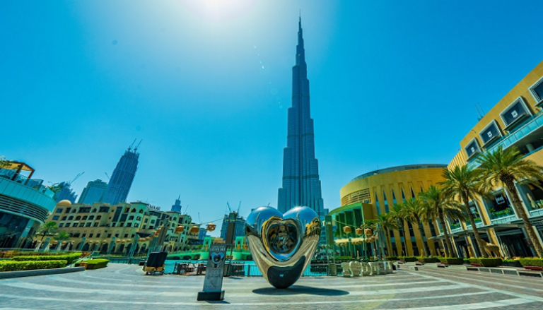 تمثال LOVE ME في قلب دبي