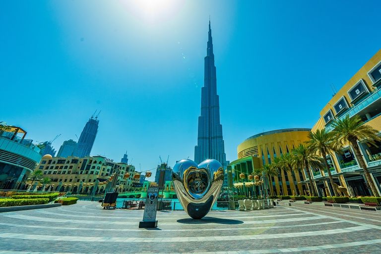 تمثال LOVE ME في قلب دبي