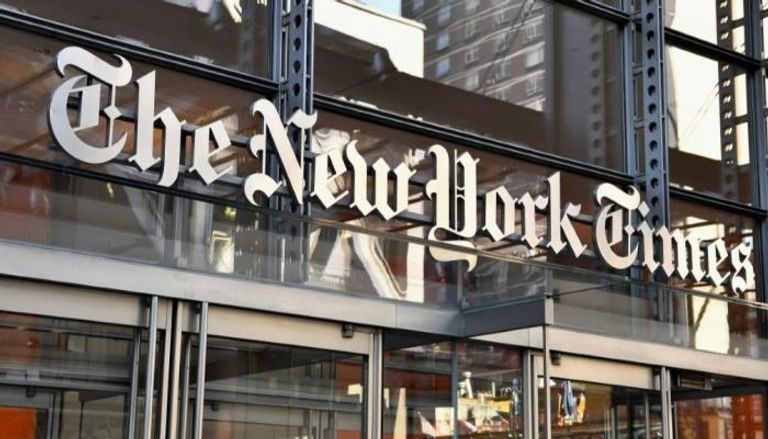 شعار الصحيفة على مبنى "نيويورك تايمز"