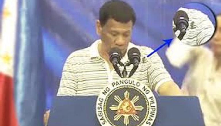 صرصور "ليبرالي" يتسلق كتف الرئيس الفلبيني دوتيرتي