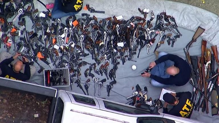 ضبط ألف قطعة سلاح داخل منزل في لوس أنجلوس