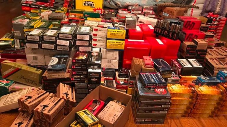 ضبط ألف قطعة سلاح داخل منزل في لوس أنجلوس