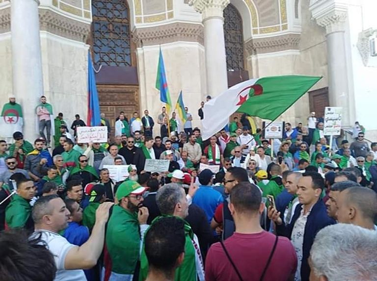 جمعة الصمود حتى تحقيق مطالب الحراك بالجزائر جمعة الصمود حتى تحقيق مطالب الحراك بالجزائر