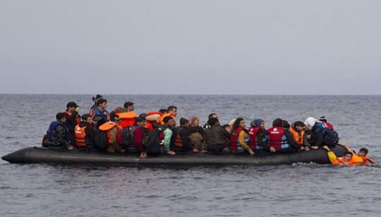 قارب في البحر المتوسط يحمل مهاجرين غير شرعيين- أرشيفية