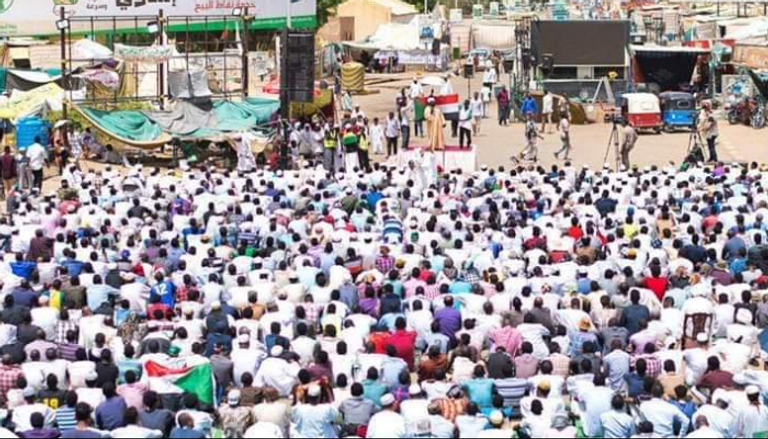 صلاة أول جمعة في رمضان أمام اعتصام القيادة بالخرطوم