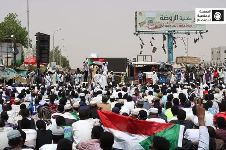 صلاة أول جمعة في رمضان أمام اعتصام القيادة بالخرطوم