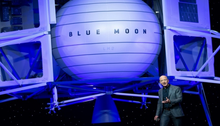 جيف بيزوس يكشف عن مشروع مركبة للعودة إلى القمر
