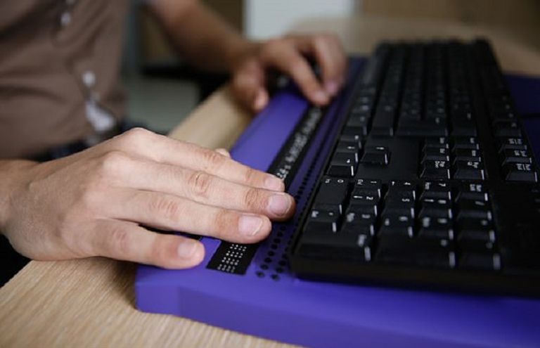 لوحة كتابة الحاسوب المدعومة بحروف برايل