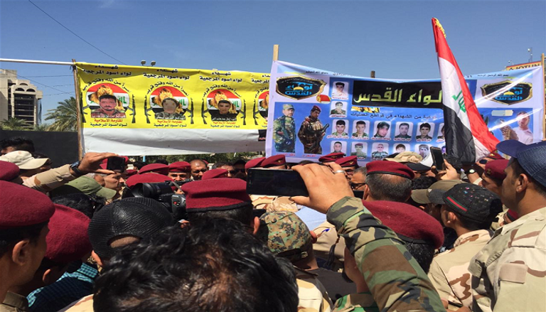 عناصر مليشيا الحشد الشعبي بالعراق خلال تظاهرة اليوم 