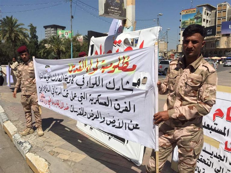 ميليشيا الحشد الشعبي بالعراق خلال تظاهرة بساحة التحرير اليوم عناصر مليشيا الحشد الشعبي بالعراق خلال تظاهرة اليوم