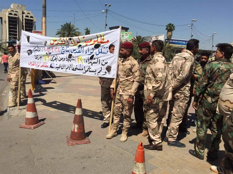 ميليشيا الحشد الشعبي بالعراق خلال تظاهرة بساحة التحرير اليوم عناصر مليشيا الحشد الشعبي بالعراق خلال تظاهرة اليوم