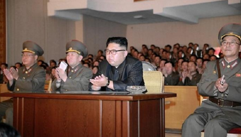 زعيم كوريا الشمالية كيم جونج أون وسط قادته العسكريين - أرشيفية