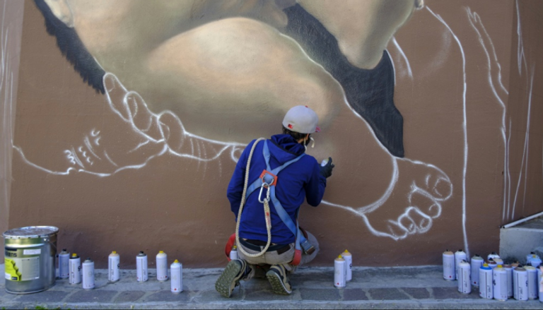 الفنان الإيطالي أندريا رافو ماتوني يرسم لوحة "مادونا ليتا"