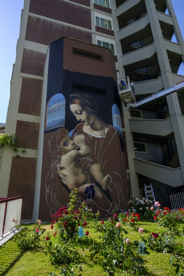 الفنان الإيطالي أندريا رافو ماتوني يرسم لوحة "مادونا ليتا"