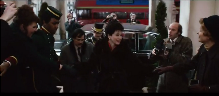 بالصور رينيه زيلويجر تجس د أسطورة السينما جودي جارلاند في فيلم جديد