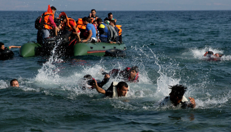 مالطا تنقذ 85 مهاجراً غرق مركبهم