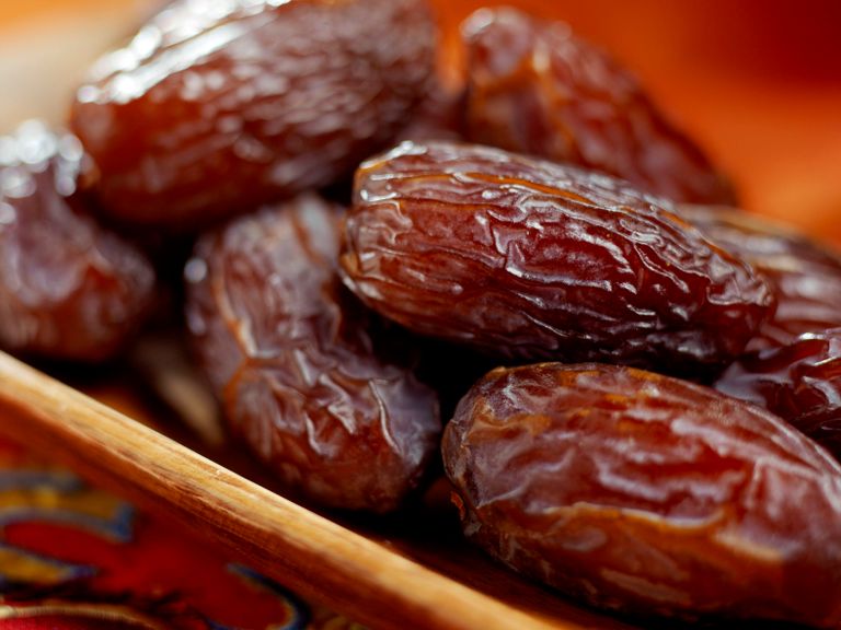 التمر يساعد على تصحيح حموضة البول الناتجة عن الصيام