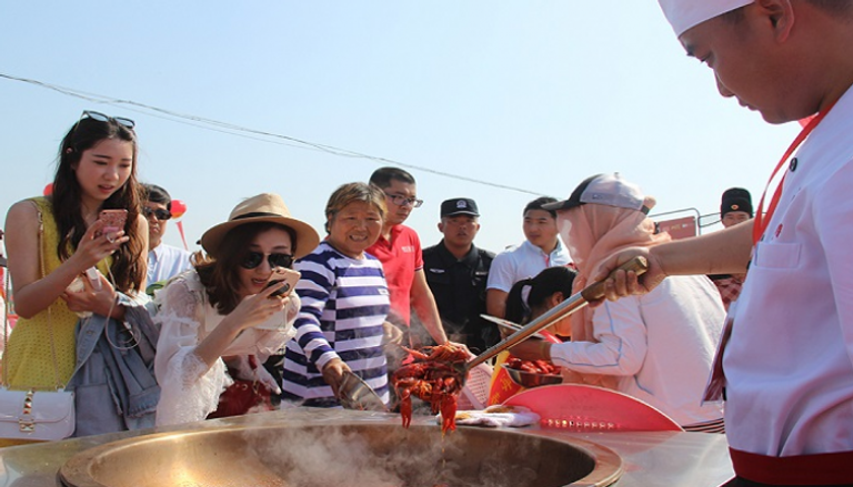 صينيون يلتقطون صورا لطهي (استاكوزا المستنقعات الحمراء)