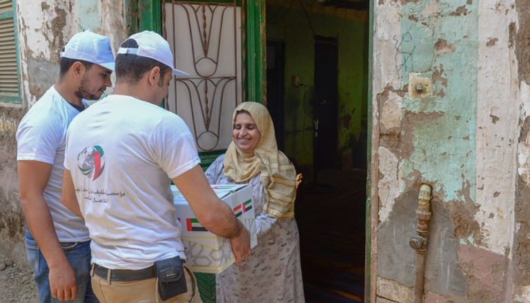 جانب من حملة توزيع المساعدات الغذائية بالقرى المصرية.