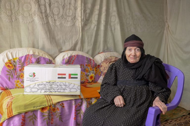 جانب من حملة توزيع المساعدات الغذائية بالقرى المصرية.