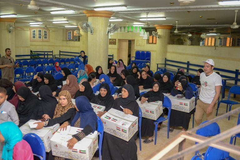 جانب من حملة توزيع المساعدات الغذائية بالقرى المصرية.