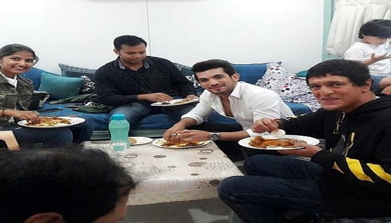 ممثل هندي يقيم حفل إفطار رمضاني في موقع تصوير مسلسل "الأفعى"