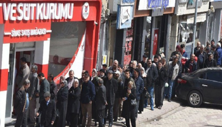 زحام أمام هيئة اللحوم والألبان في مدينة سيواس وسط تركيا