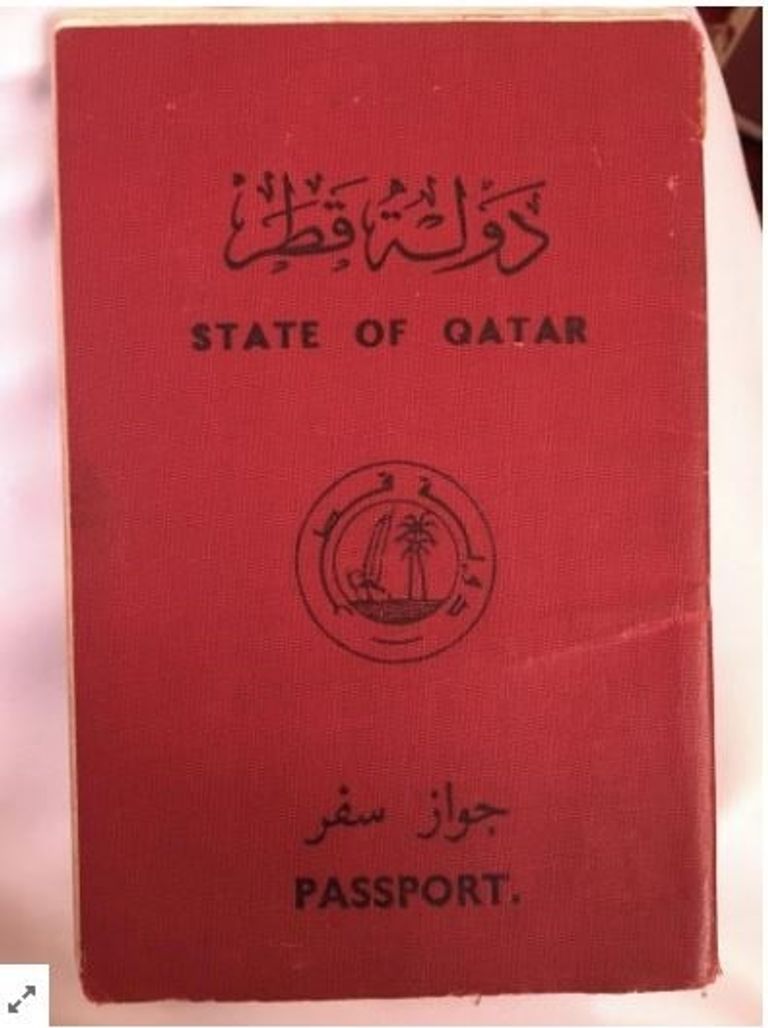 صورة جواز سفر قطري منتهي الصلاحية عرضه رجل عديم الجنسية على باحثي هيومن رايتس ووتش، وقال الرجل إنه احتفظ بالجواز منذ سحب جنسيته في 1996. سحب الجنسية عقاب في قطر