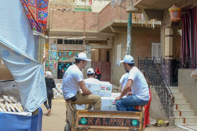 جانب من حملة توزيع المساعدات الغذائية بالقرى المصرية.