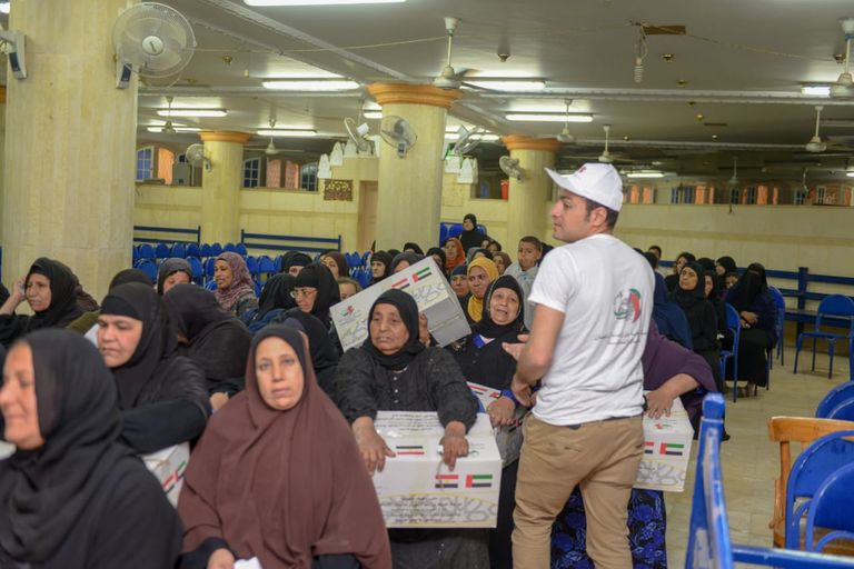 جانب من حملة توزيع المساعدات الغذائية بالقرى المصرية.