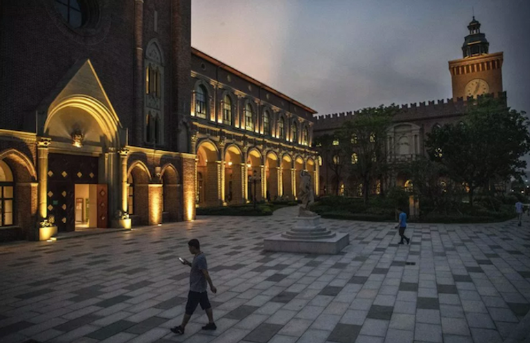 موظف يأخذ قسطا من الراحة تحت مكتبه