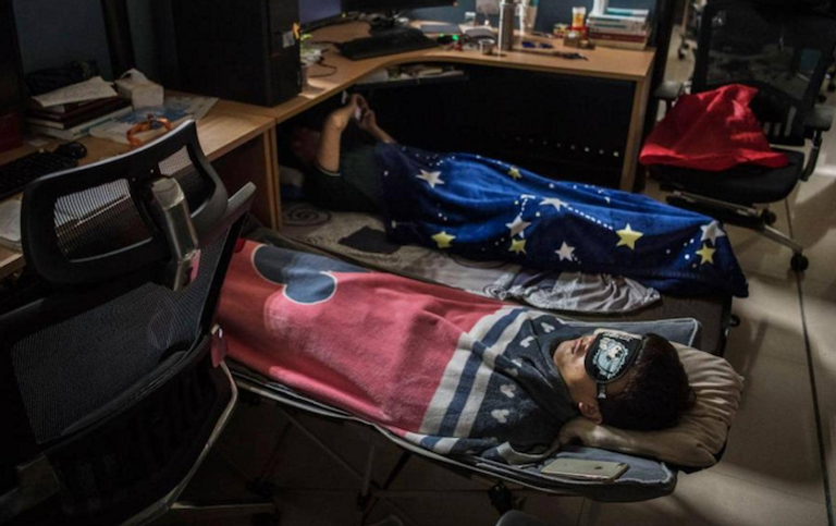 موظف يأخذ قسطا من الراحة تحت مكتبه