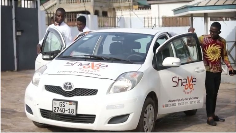 مصفّف الشعر الغاني إيمانويل كوجو أنكوماه.