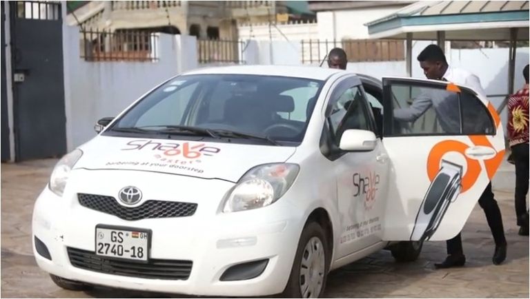 مصفّف الشعر الغاني إيمانويل كوجو أنكوماه.