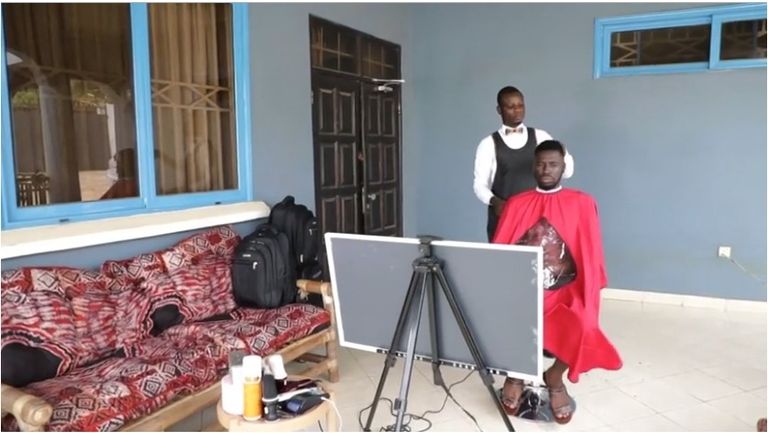 مصفّف الشعر الغاني إيمانويل كوجو أنكوماه.